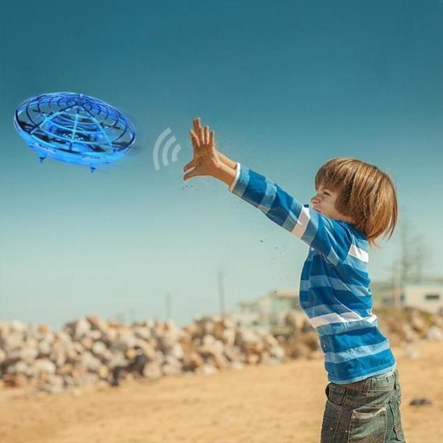 Színes, világító, érintés nélkül vezérelhetó UFO drón – világító repülő játék3