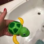 Felhúzható úszó teknős fürdőjáték (BBI-7220) (2)