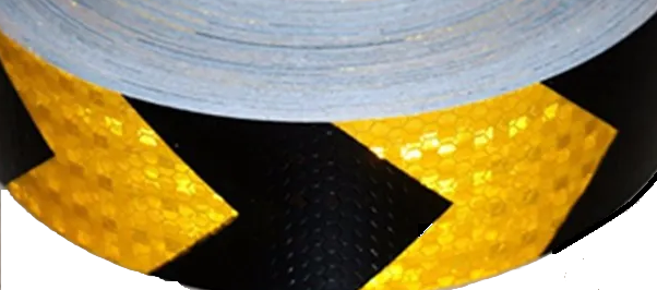 PVC fekete és sárga öntapadós fényvisszaverő biztonsági szalag – 50mm x 5m 2